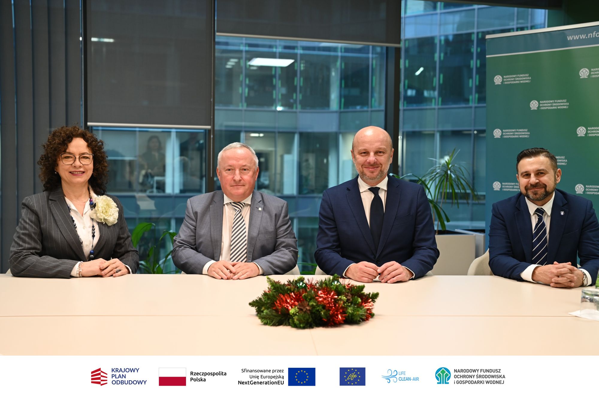 zdjęcie z podpisania umowy w siedzibie Narodowego Funduszu Ochrony Środowiska i Gospodarki Wodnej na zakup autobusów wodorowych